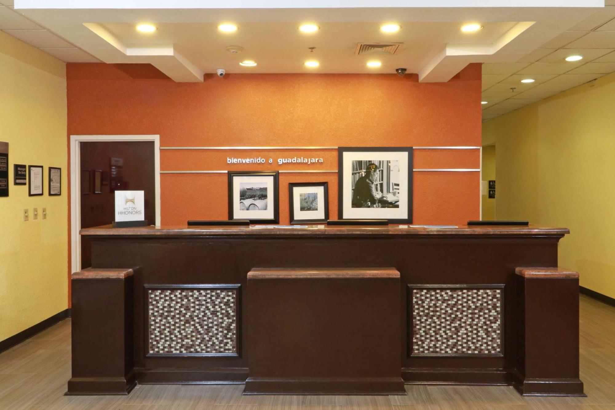 Hampton Inn By Hilton Guadalajara-Aeropuerto Exterior photo